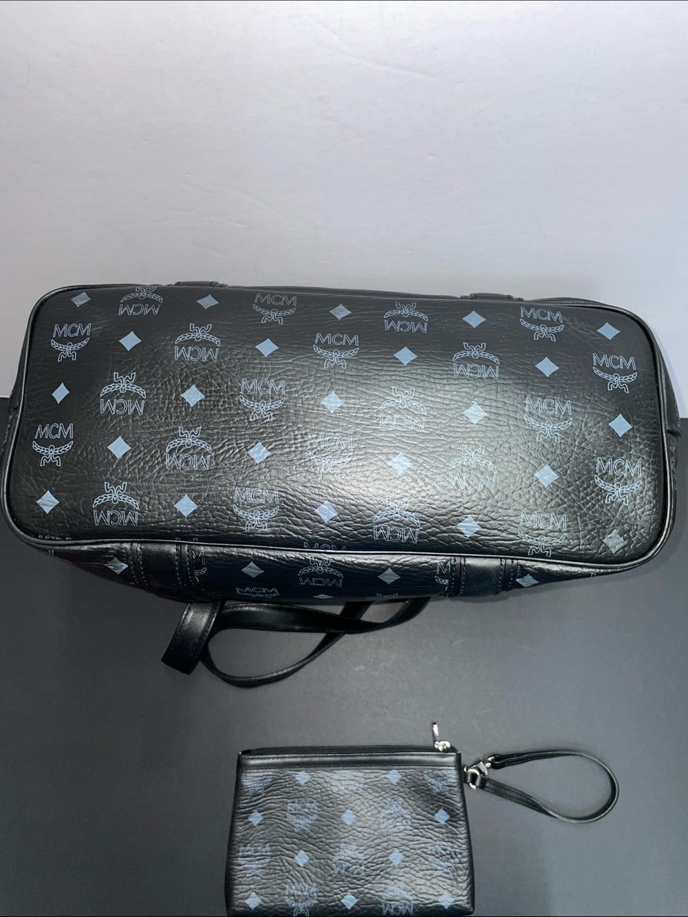 MCM Visetos Shoulder Bag W/Wristlet - Picture 4 of 16